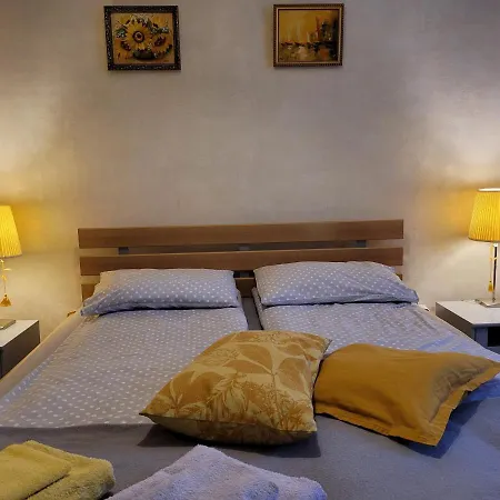 Sunflower Near Airport & Railway Station & Center City! Apartment *